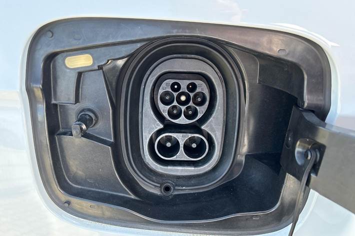 Hvid Skoda Enyaq fra 2023