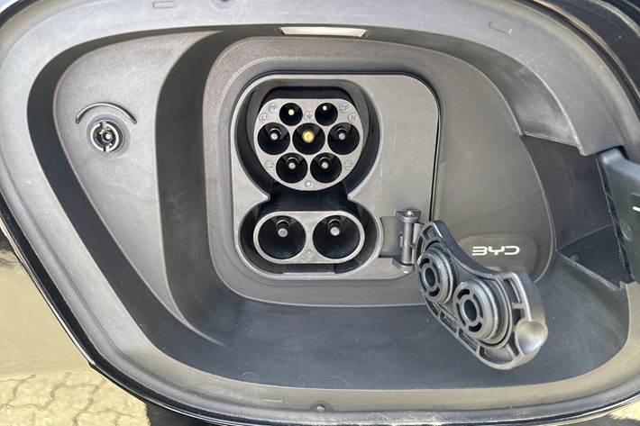 Sort BYD Sealion 7 fra 2025