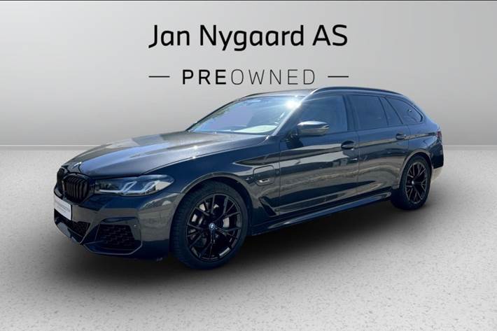 Grå BMW 530e fra 2022