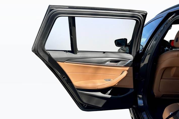 Grå BMW 530e fra 2022