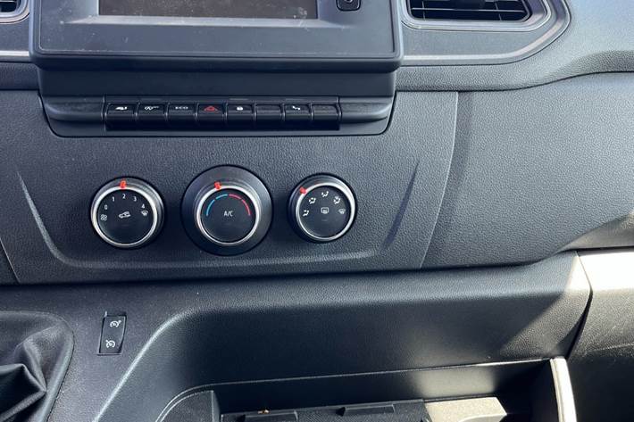 Hvid Renault Master IV T35 fra 2024