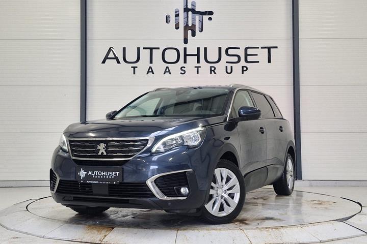 Blå Peugeot 5008 fra 2017 set udefra