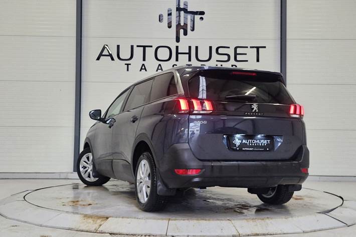 Blå Peugeot 5008 fra 2017