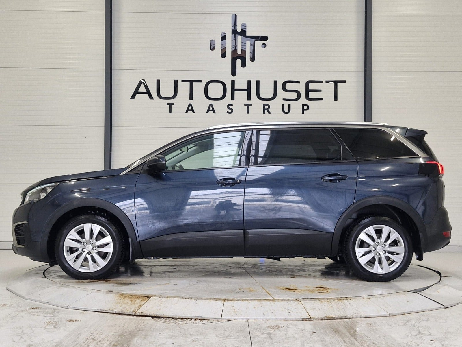 Blå Peugeot 5008 fra 2017