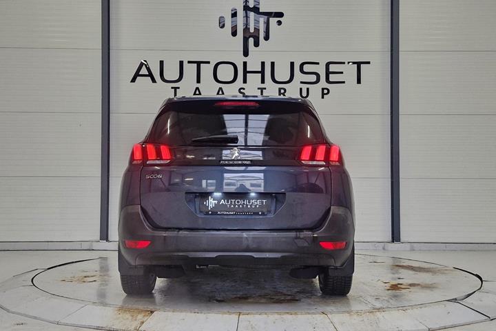 Blå Peugeot 5008 fra 2017