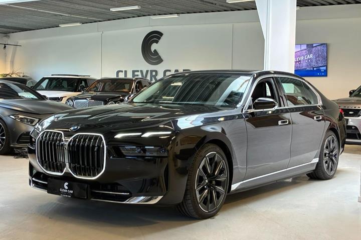 Sort BMW i7 fra 2024 set udefra
