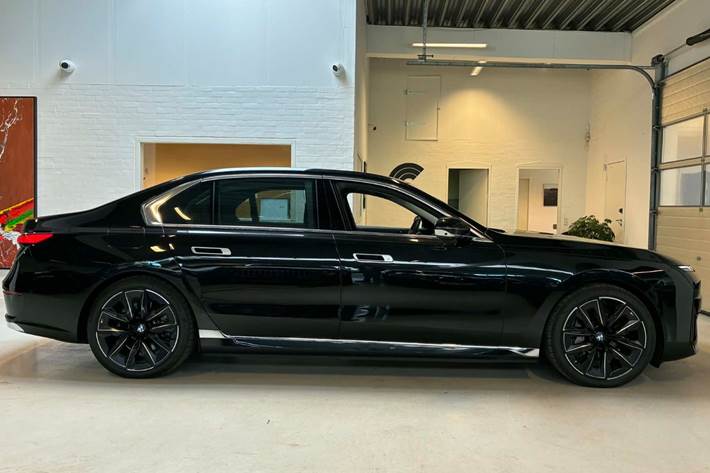 Sort BMW i7 fra 2024