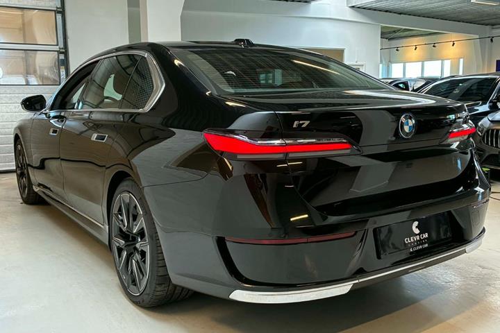 Sort BMW i7 fra 2024
