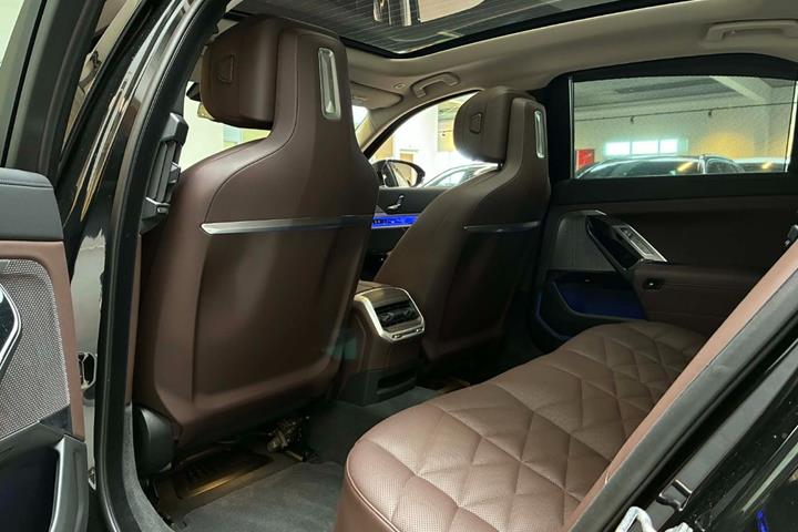 Sort BMW i7 fra 2024