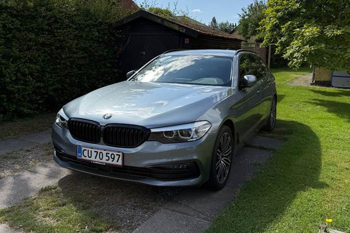 Grå BMW 520i fra 2019