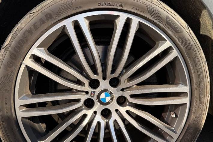 Grå BMW 520i fra 2019