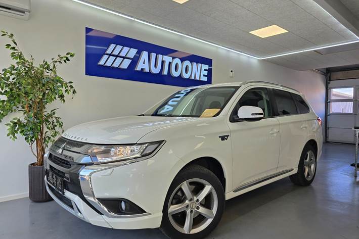 Hvid Mitsubishi Outlander fra 2020