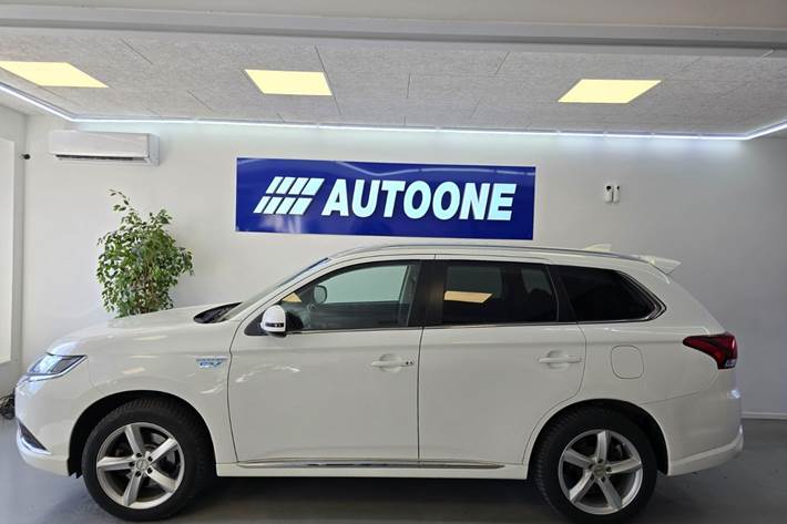 Hvid Mitsubishi Outlander fra 2020