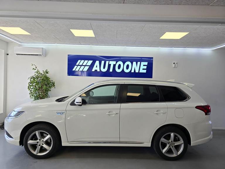 Mitsubishi Outlander 2,4 PHEV Inform+ CVT 4WD