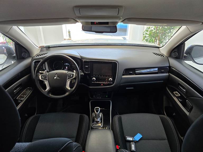 Mitsubishi Outlander 2,4 PHEV Inform+ CVT 4WD