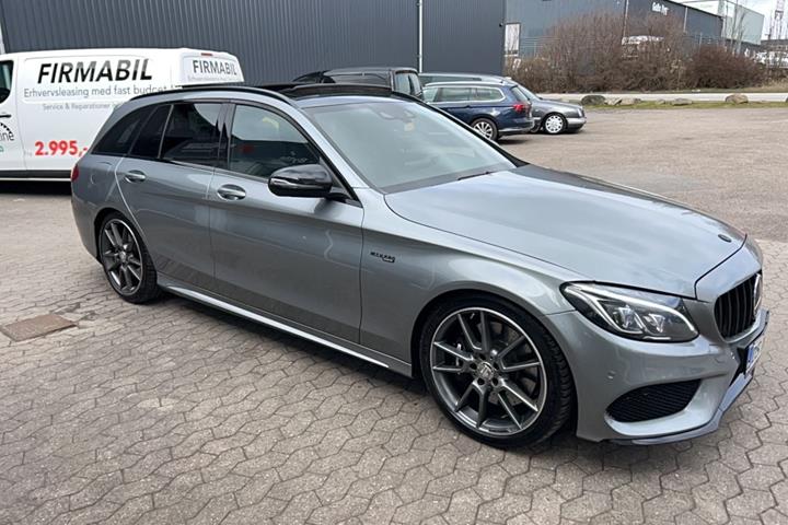 Grå Mercedes C450 fra 2016 set udefra