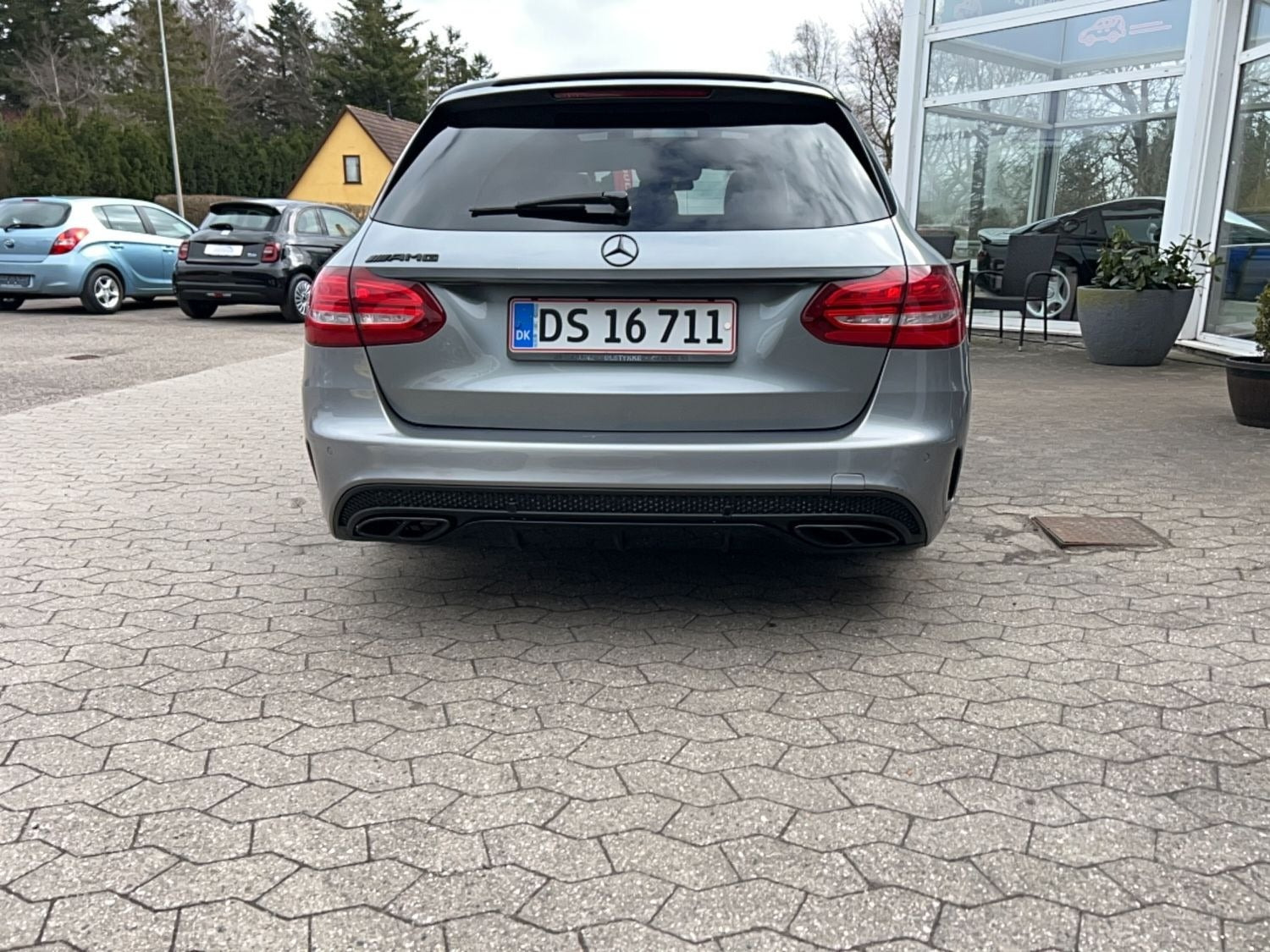 Grå Mercedes C450 fra 2016 set udefra