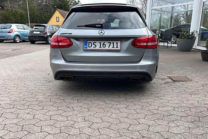Grå Mercedes C450 fra 2016 set udefra