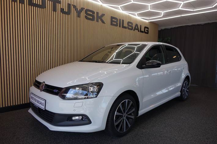 Hvid VW Polo fra 2015 set udefra
