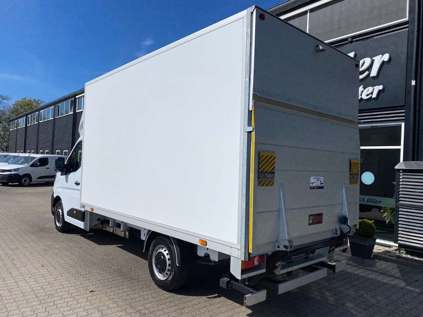 Hvid Renault Master V T35 fra 2025 set udefra