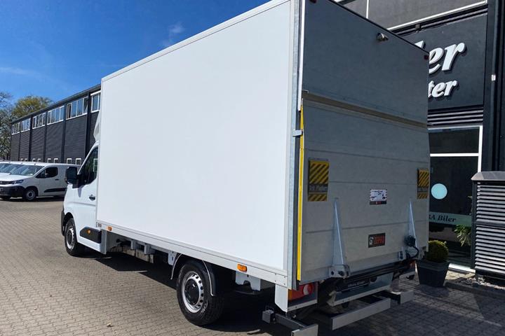 Hvid Renault Master V T35 fra 2025 set udefra