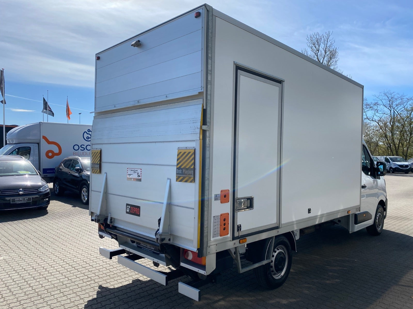 Hvid Renault Master V T35 fra 2025 set udefra