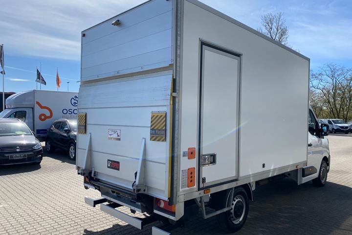 Hvid Renault Master V T35 fra 2025 set udefra