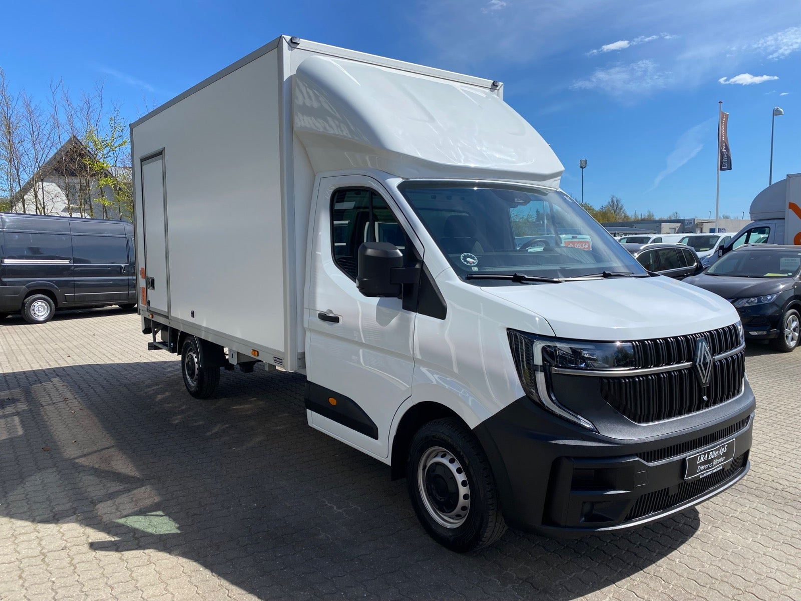 Hvid Renault Master V T35 fra 2025 set udefra