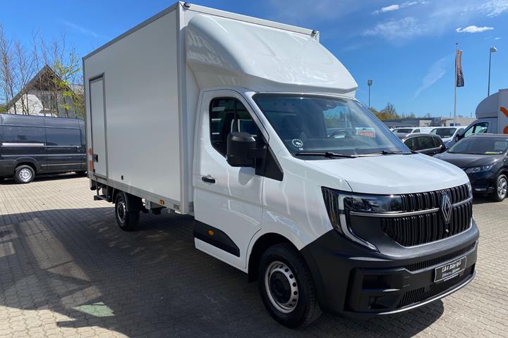 Hvid Renault Master V T35 fra 2025 set udefra