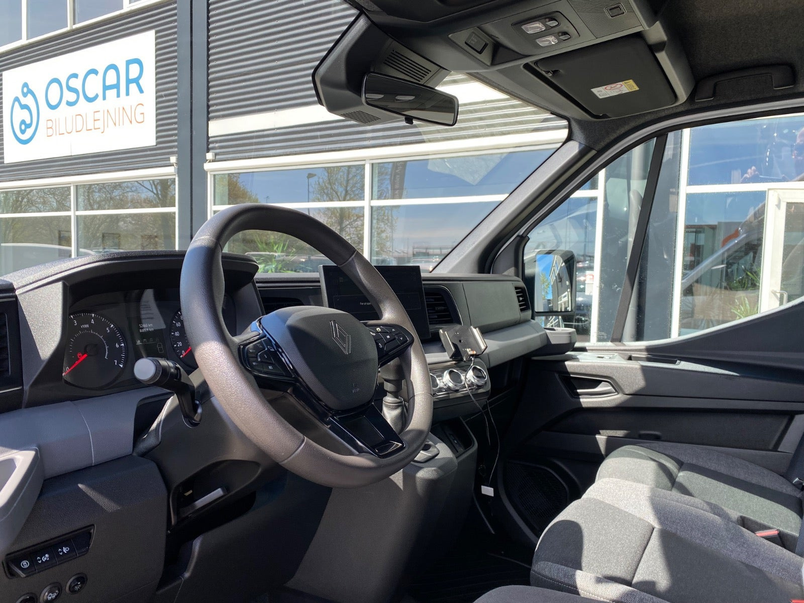 Hvid Renault Master V T35 fra 2025 set indefra