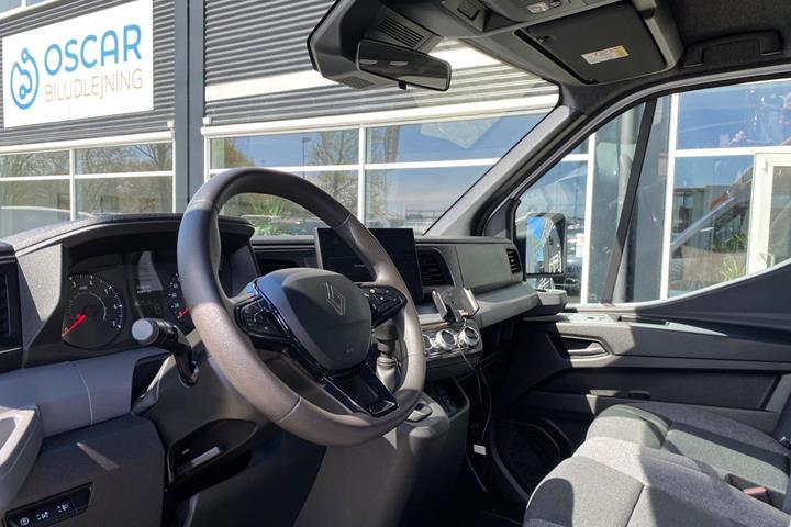 Hvid Renault Master V T35 fra 2025 set indefra