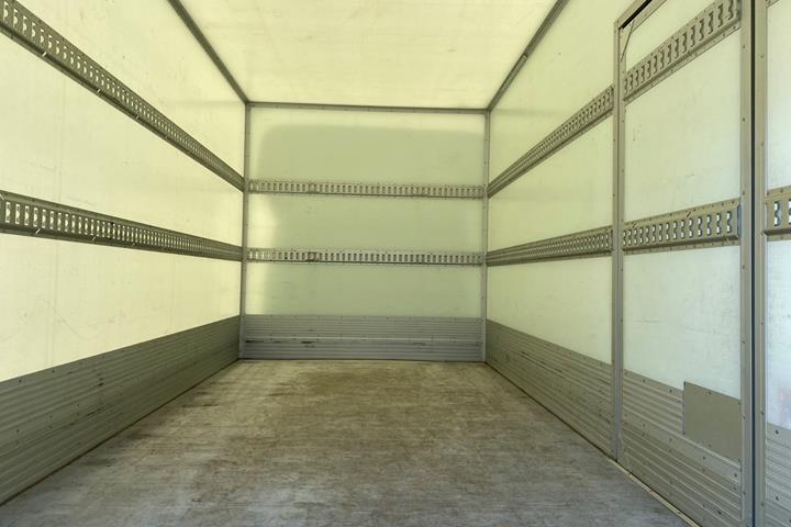 Hvid Renault Master V T35 fra 2025 set udefra
