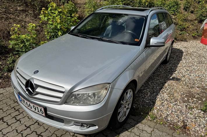 Sølv Mercedes C200 fra 2010