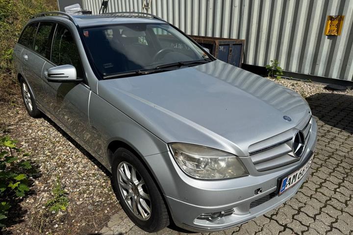 Sølv Mercedes C200 fra 2010