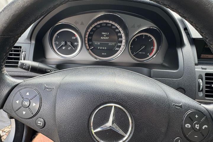 Sølv Mercedes C200 fra 2010