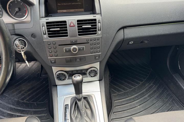 Sølv Mercedes C200 fra 2010