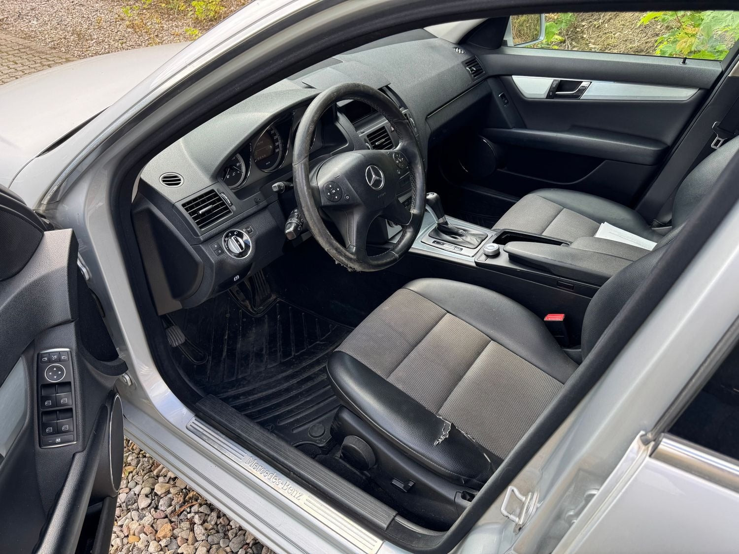 Sølv Mercedes C200 fra 2010