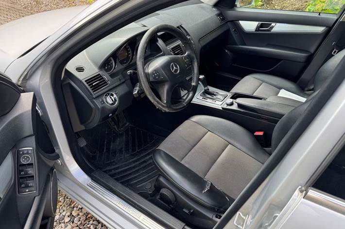 Sølv Mercedes C200 fra 2010