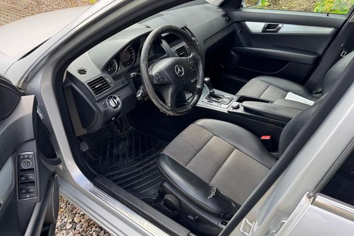 Sølv Mercedes C200 fra 2010