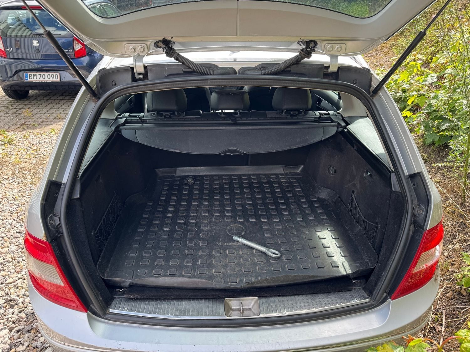Sølv Mercedes C200 fra 2010