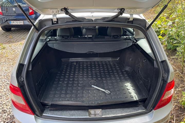 Sølv Mercedes C200 fra 2010