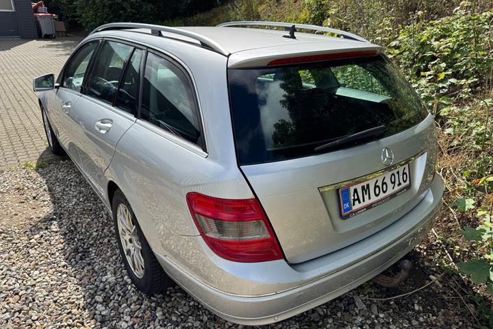 Sølv Mercedes C200 fra 2010
