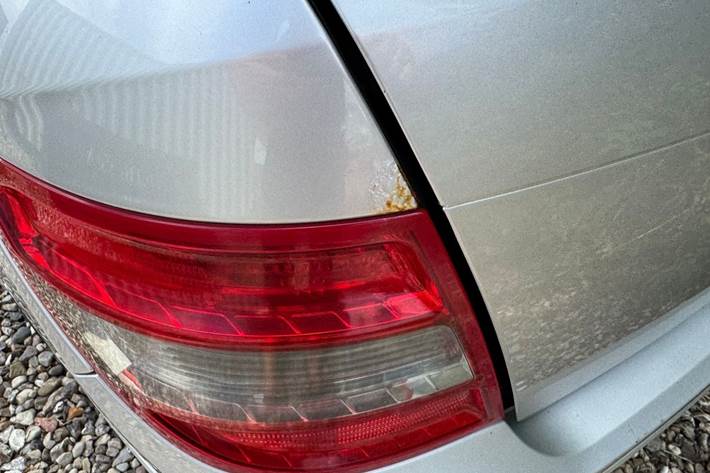 Sølv Mercedes C200 fra 2010