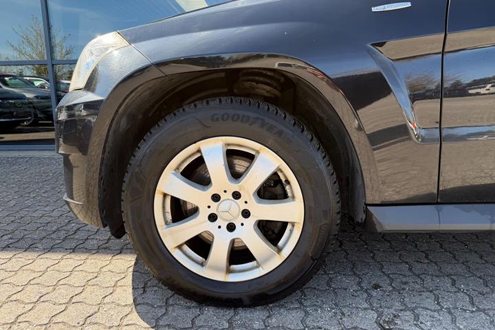 Sort Mercedes GLK220 fra 2009 set udefra