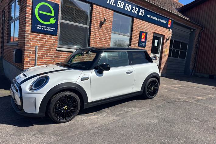 Hvid Mini Cooper SE fra 2023