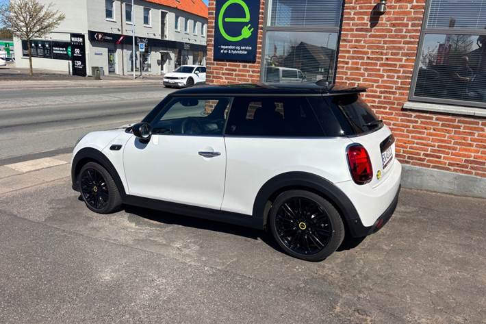 Hvid Mini Cooper SE fra 2023