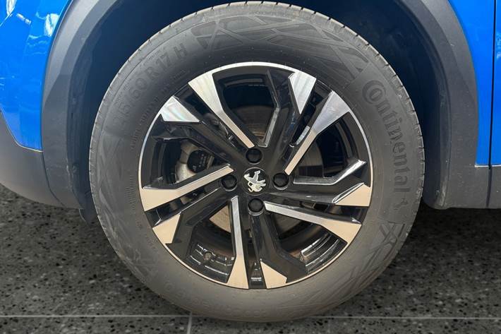 Blå Peugeot e-2008 fra 2022