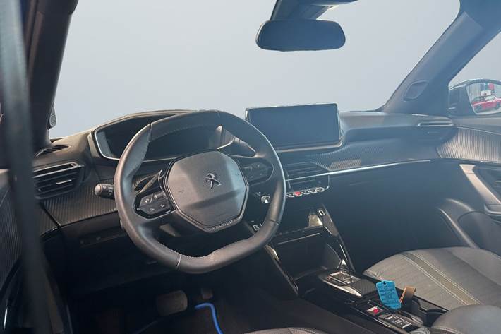 Blå Peugeot e-2008 fra 2022