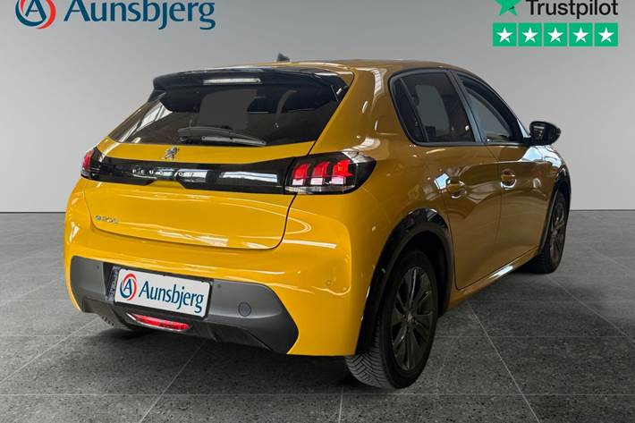 Gul Peugeot e-208 fra 2021