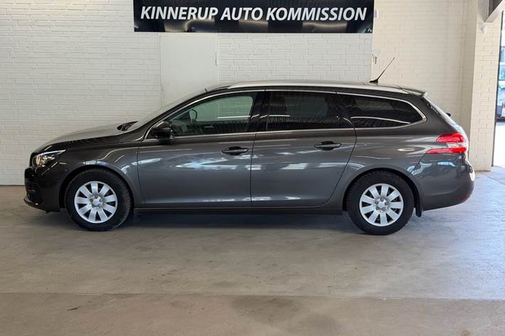 Grå Peugeot 308 fra 2017